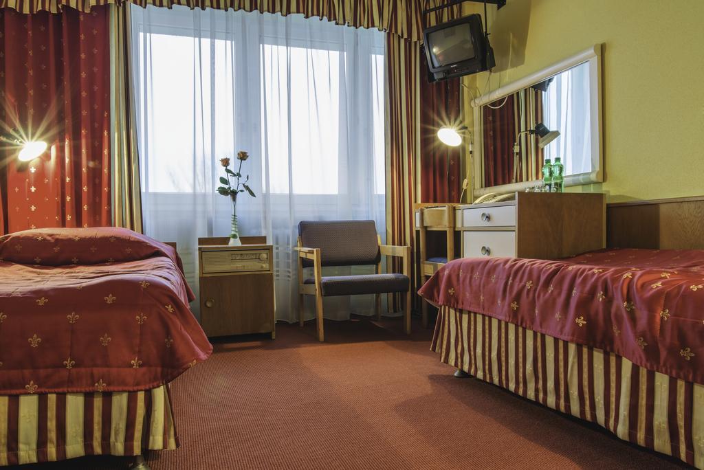 Hotel Accademia Ostrowiec Świętokrzyski Habitación foto